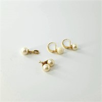 Two pairs of 14kt gold and pearl earrings, with 14