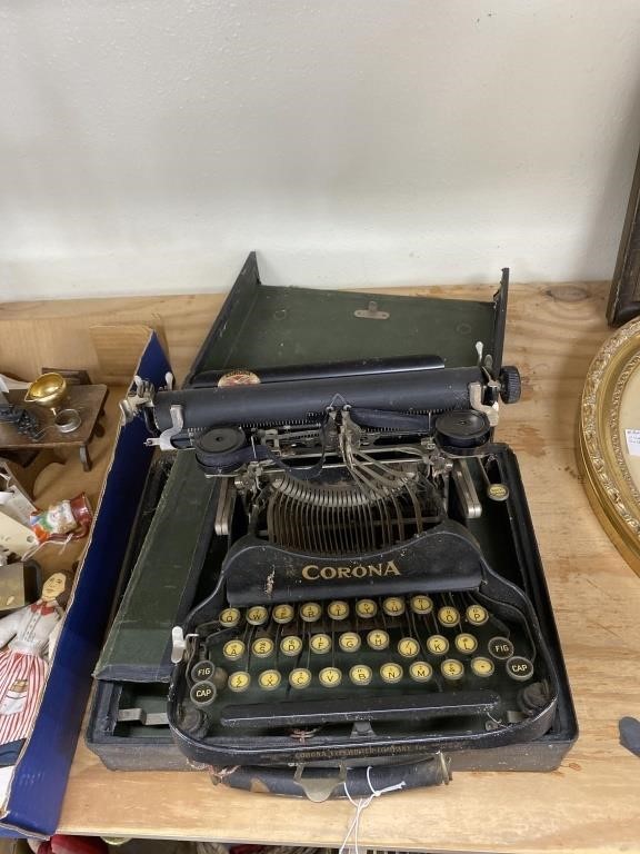 Carona Manual Typewriter in Carrying Case-As Is
