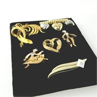 Nic display of 6 ornate brooches, all gold toned
