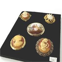 Lot with cameo style brooches, pendants, gorgeous
