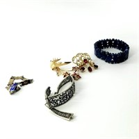 Assortment of fashion brooches and lapis lazuli st