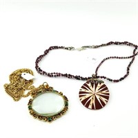 Lot with fashion necklace and an ornamental magnif