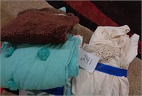 Twin Bed Spread and Misc Linen Lot