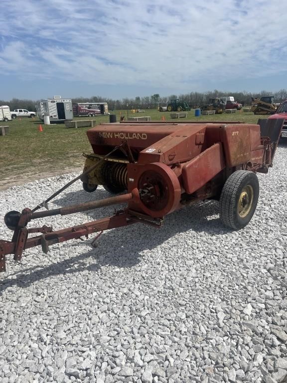 635. New Holland 217 Square Baler