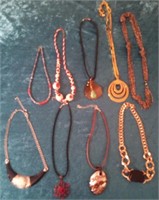 V - MIXED LOT OF COSTUME JEWELRY NECKLACES (L77)