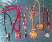 V - LOT OF COSTUME JEWELRY NECKLACES (L80)
