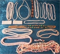 V - LOT OF COSTUME JEWELRY NECKLACES (L85)