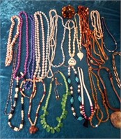 V - LOT OF COSTUME JEWELRY NECKLACES (L82)