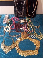 V - MIXED LOT OF COSTUME JEWELRY (L90)