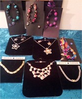 V - MIXED LOT OF COSTUME JEWELRY (L95)