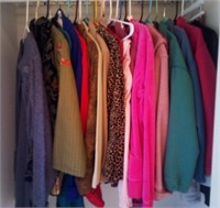 V - MIXED LOT OF WOMEN'S CLOTHING (L110)