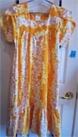 V - WOMAN'S HAWAIIAN DRESS SIZE SMALL (L111)