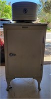 V - VINTAGE GE REFRIGERATOR (G11)