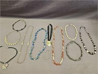 WIDE RANGE OF STYLES IN THIS LOT OF JEWLERY,
