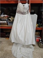 GORGEOUS GORGEOUS SIZE 22 WEDDING DRESS! HAS THE