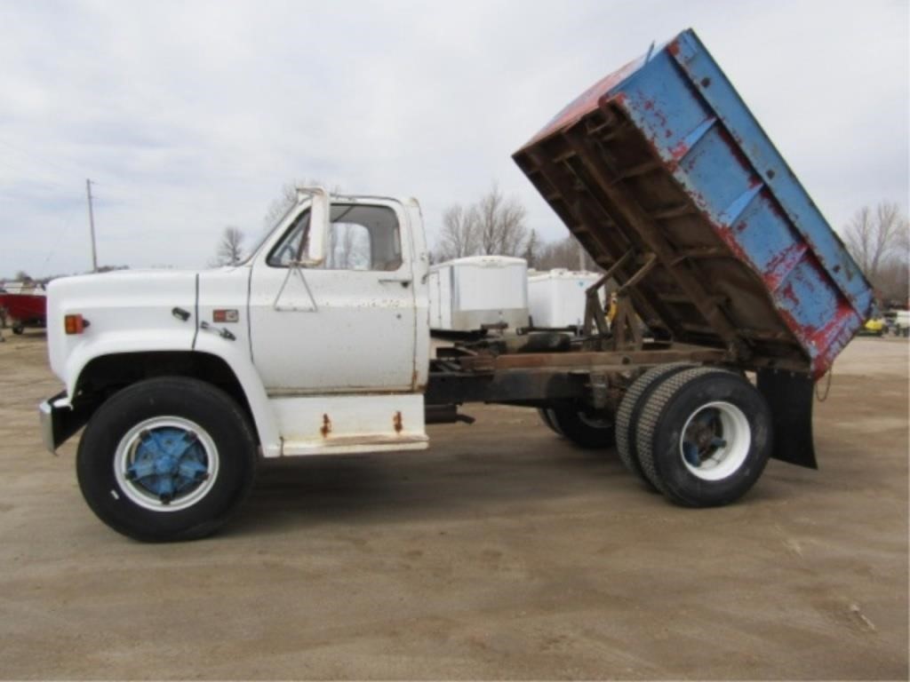 1981 GMC 7000 V8 5/2 Speed Trans, 9ft. Gravel Box