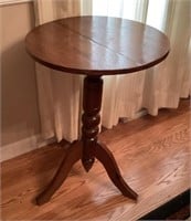 19" round wood side table