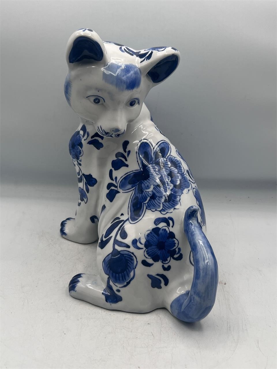 Blue & white centrum ceramics sitting cat