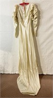 1920S IVORY WEDDING GOWN BUTTON BACK BODICE