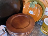 8 WOODEN CHARGER PLATES - LARGE GREEN PLATE