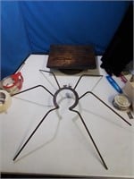 Decorative metal art spider including horseshoe