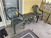 2 STACKING PATIO CHAIRS & 2 FOLDING SIDE TABLES