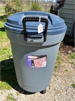 Rubbermaid Roughneck Trash Can w/Locking Lid