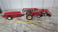 ERTL AND MORE INTERNATIONAL TRACTOR SET