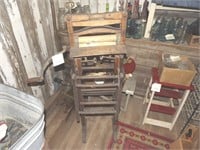 Rare wood wringer with fold outs fot sq tubs