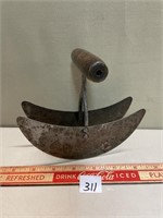 ANTIQUE DOUBLE BLADE PASTRY ULU