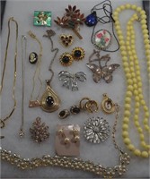 26 COSTUME JEWELRY BROOCHES CLIPS CHAINS NECKLACES