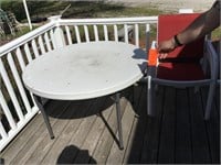 Plastic round table, 5 patio chairs