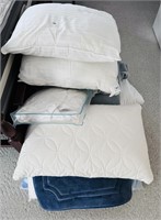 Pillow and linen/blanket Lot