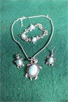 NIP Silver Tone Tourquoise Turtle Necklace Set