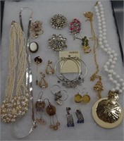 23 COSTUME JEWELRY BROOCHES RINGS NECKLACES
