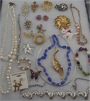 24 COSTUME JEWELRY BROOCHES BRACELET NECKLACES