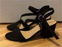 F8) BRAND NEW women’s heels size 9