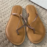 F8) NEW Amazon essentials flip flops 9.5