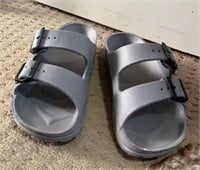 F8) Foam slip on sandals great for beach size 9/10