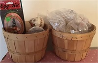 2 BASKETS WITH ORNAMENTS TO DECORATE