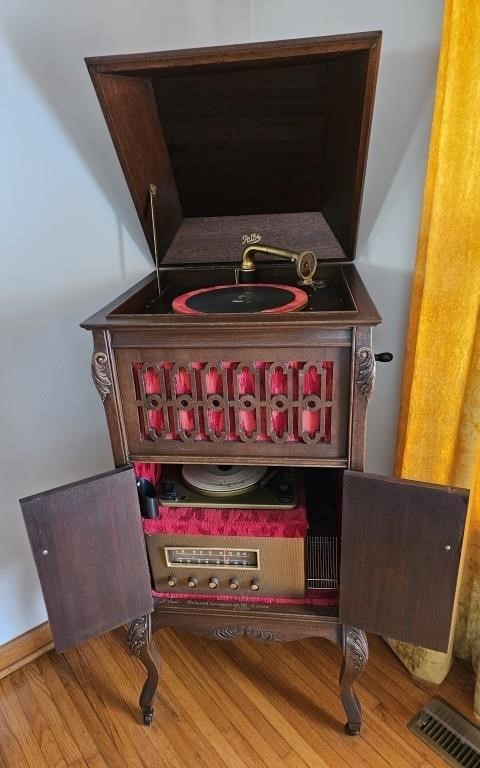 Vintage Victrola Record Player and Radio