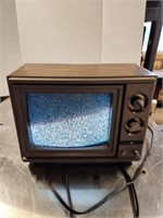 General Electric 9 in tv powers on b-0904