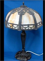 ANTIQUE 8 PANEL SLAG GLASS TABLE LAMP IN VERY GOOD