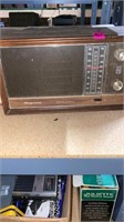 Magnavox solid-state AM/FM radio, powers on, low