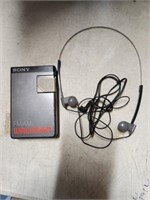 Sony SRF-19W Walkman with headphones. Untested.