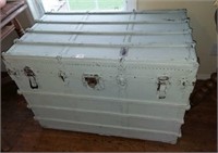 ANTIQUE STEAMER TRUNK