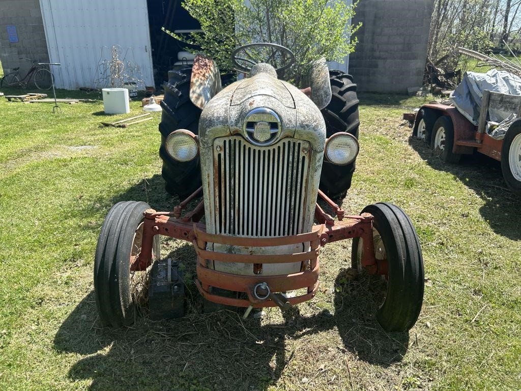 Ford 600 Tractor- Non Running  12.4 - 28 Tires