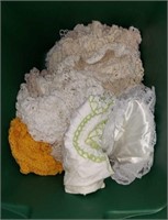 TOTE OF DOILIES AND TABLE CLOTHES