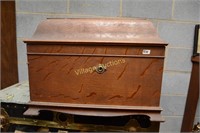 NICE TABLE TOP VICTROLA