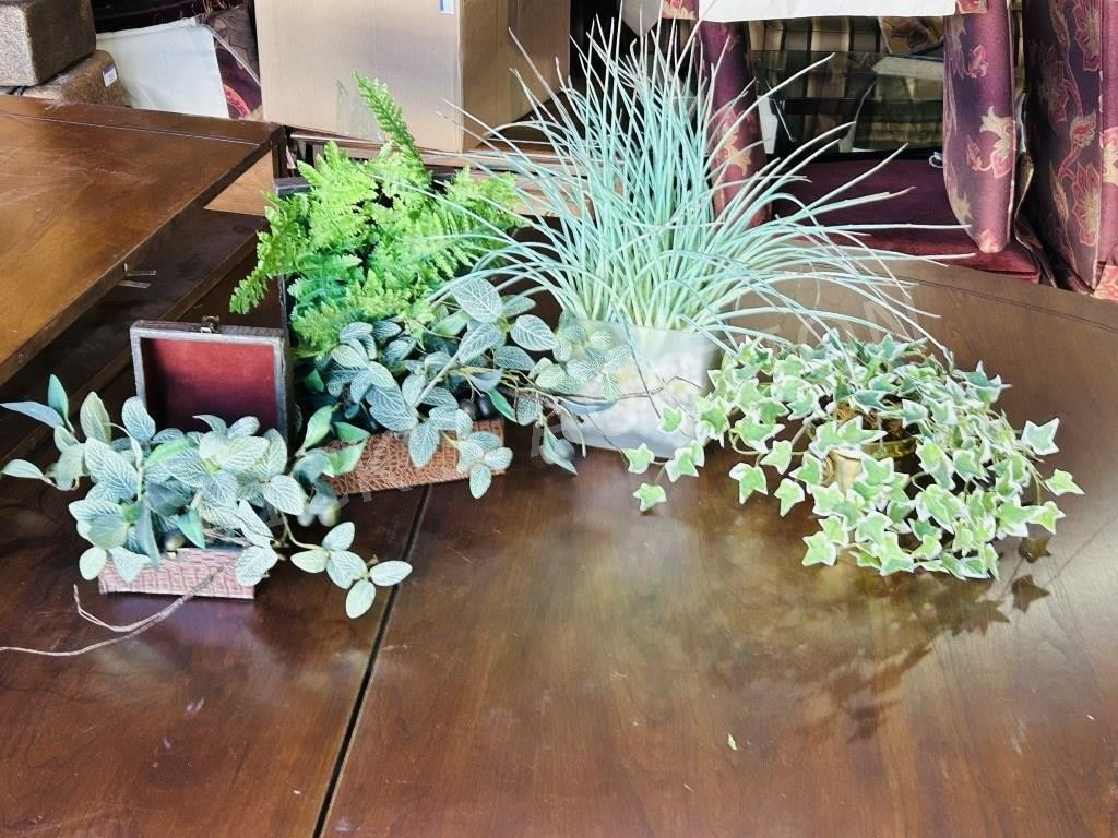 4 small artificial plants
